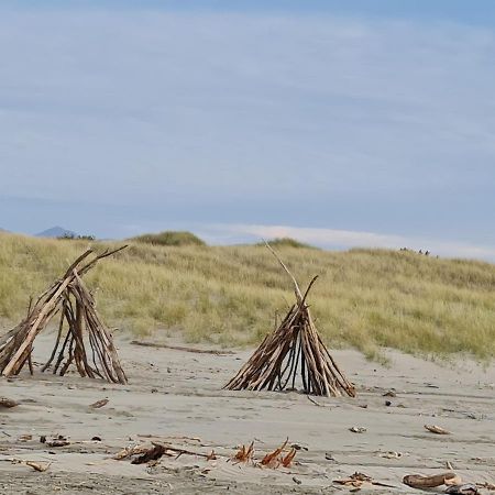 #40 At The Beach Waitarere Экстерьер фото
