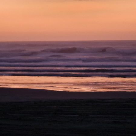 #40 At The Beach Waitarere Экстерьер фото