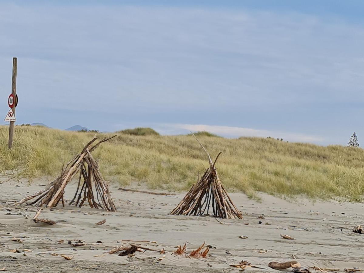 #40 At The Beach Waitarere Экстерьер фото
