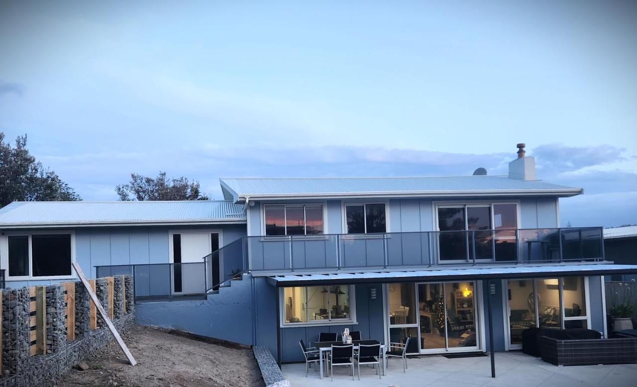 #40 At The Beach Waitarere Экстерьер фото
