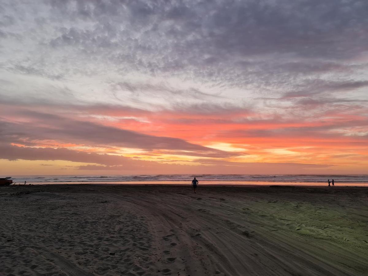 #40 At The Beach Waitarere Экстерьер фото