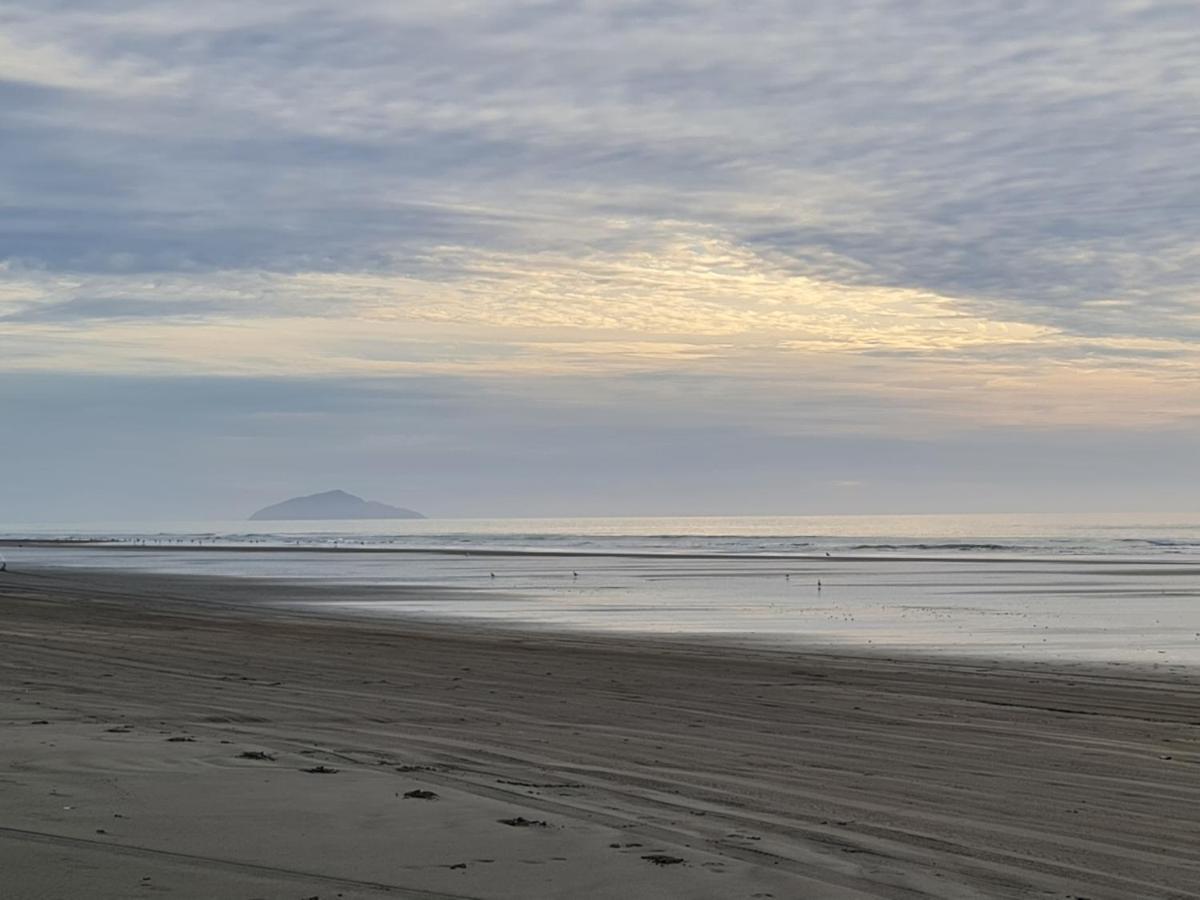 #40 At The Beach Waitarere Экстерьер фото